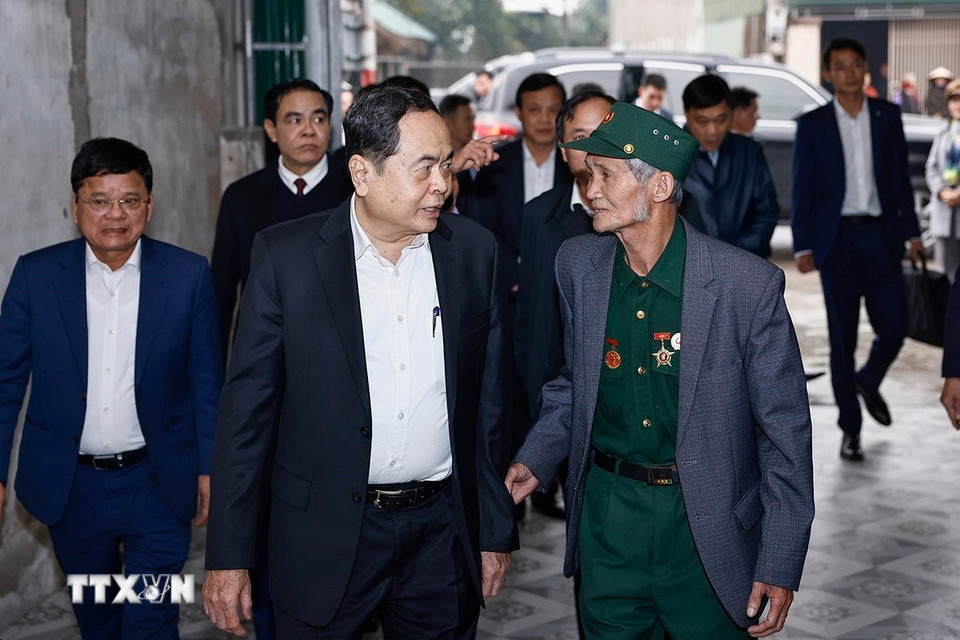 Chủ tịch Quốc hội Trần Thanh Mẫn thăm và tặng quà gia đình ông Thái Văn Hùng, thương binh 1/4. (Ảnh: Doãn Tấn/TTXVN)