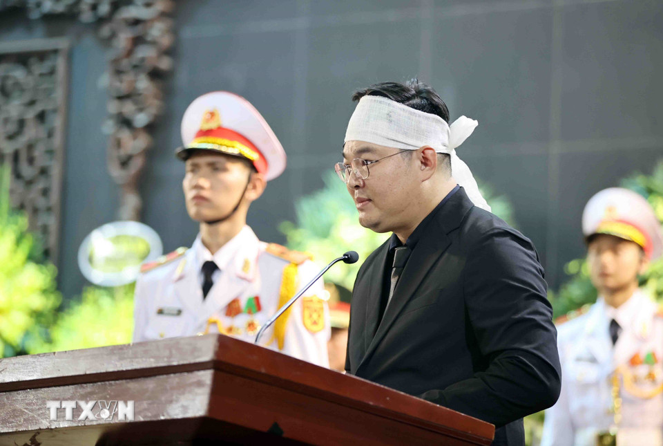 Đại diện gia đình Đại tướng Nguyễn Quyết cảm tạ. (Ảnh: Phạm Kiên/TTXVN)