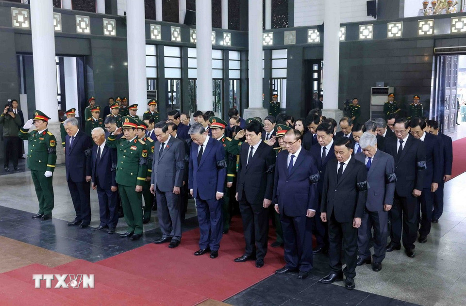 Đoàn đại biểu lãnh đạo, nguyên lãnh đạo Đảng, Nhà nước viếng Đại tướng Nguyễn Quyết. (Ảnh: Phạm Kiên/TTXVN)