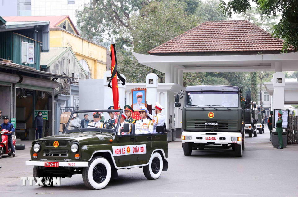 Lễ di quan linh cữu Đại tướng Nguyễn Quyết về nơi an nghỉ cuối cùng. (Ảnh: Phạm Kiên/TTXVN)