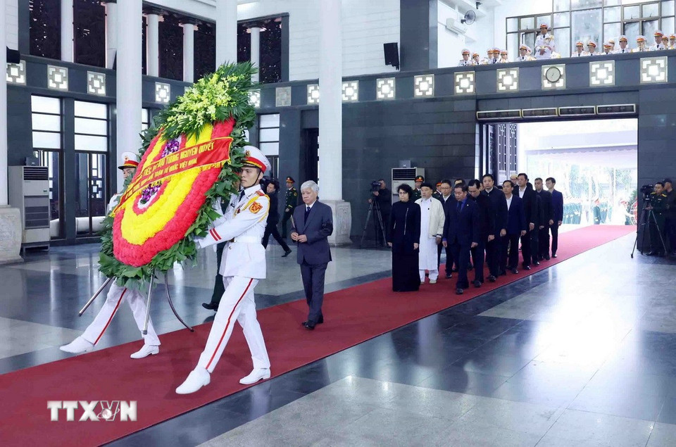 Đoàn đại biểu Ủy ban Trung ương Mặt trận Tổ quốc Việt Nam do Chủ tịch Đỗ Văn Chiến làm trưởng đoàn vào viếng Đại tướng Nguyễn Quyết. (Ảnh: Phạm Kiên/ TTXVN)