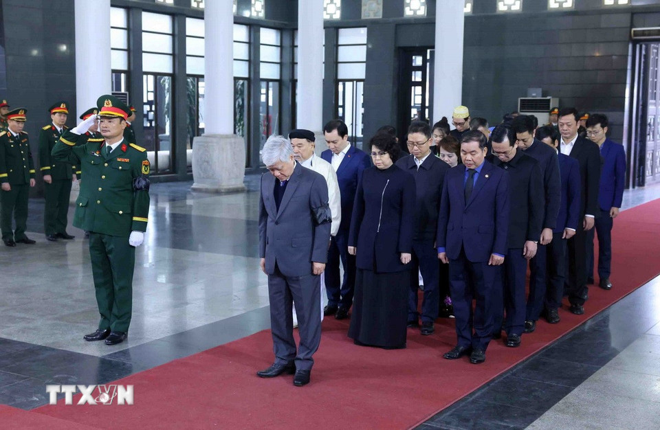 Đoàn đại biểu Ủy ban Trung ương Mặt trận Tổ quốc Việt Nam do Chủ tịch Đỗ Văn Chiến làm trưởng đoàn viếng Đại tướng Nguyễn Quyết. (Ảnh: Phạm Kiên/TTXVN)