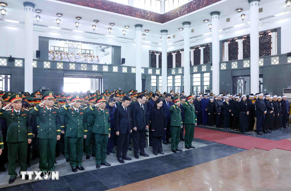 Các đồng chí lãnh đạo Đảng, Nhà nước và gia đình dành một phút mặc niệm Đại tướng Nguyễn Quyết. (Ảnh: Phạm Kiên/TTXVN)