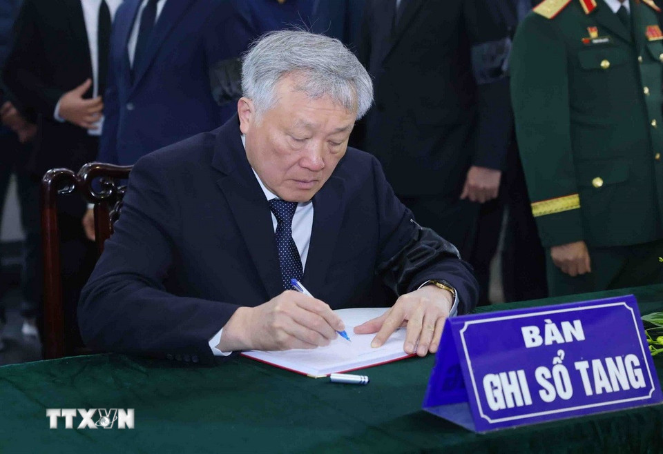 Phó Thủ tướng Thường trực Nguyễn Hòa Bình ghi sổ tang. (Ảnh: Phạm Kiên/TTXVN)