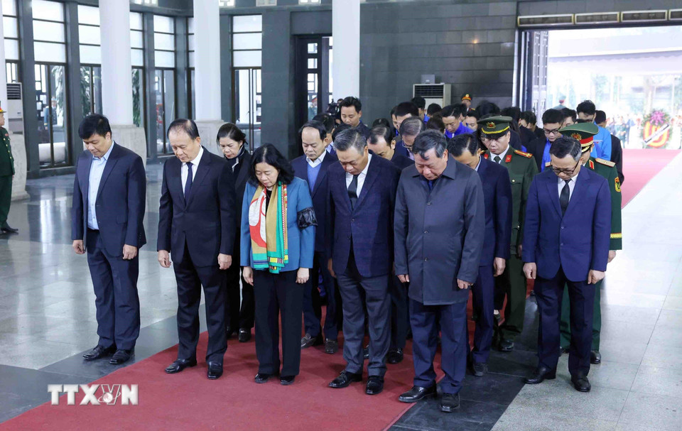 Đoàn đại biểu Thành ủy, Ủy ban Nhân dân, Hội đồng Nhân dân, Ủy ban Mặt trận Tổ quốc Việt Nam thành phố Hà Nội do Ủy viên Bộ Chính trị, Bí thư thành ủy Hà Nội Bùi Thị Minh Hoài dẫn đầu vào viếng. (Ảnh: Phạm Kiên/TTXVN)