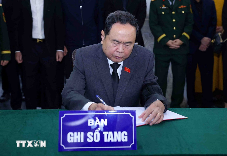 Chủ tịch Quốc hội Trần Thanh Mẫn ghi sổ tang. (Ảnh: Phạm Kiên/TTXVN)