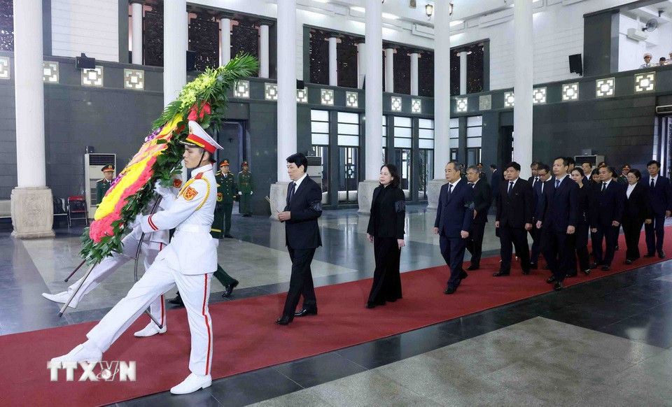 Đoàn Chủ tịch nước do Chủ tịch nước Lương Cường dẫn đầu làm trưởng đoàn viếng Đại tướng Nguyễn Quyết. (Ảnh: Phạm Kiên/TTXVN)