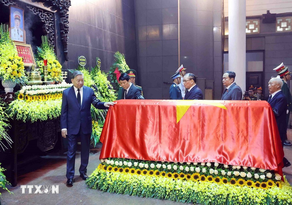Đoàn đại biểu lãnh đạo, nguyên lãnh đạo Đảng, Nhà nước viếng Đại tướng Nguyễn Quyết. (Ảnh: Phạm Kiên/TTXVN)