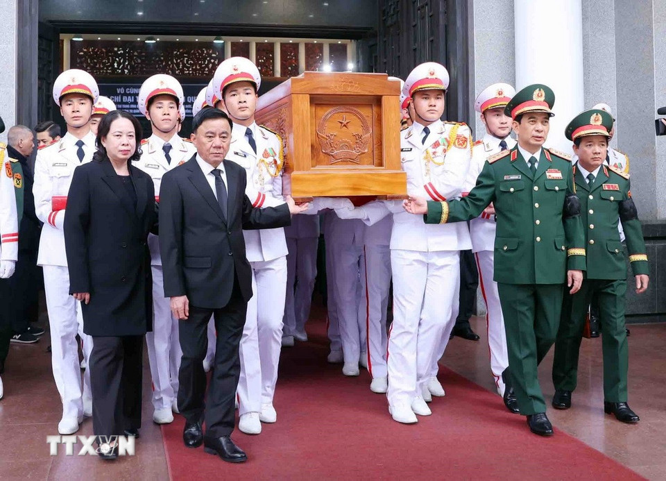 Lễ di quan linh cữu Đại tướng Nguyễn Quyết về nơi an nghỉ cuối cùng. (Ảnh: Phạm Kiên/TTXVN)