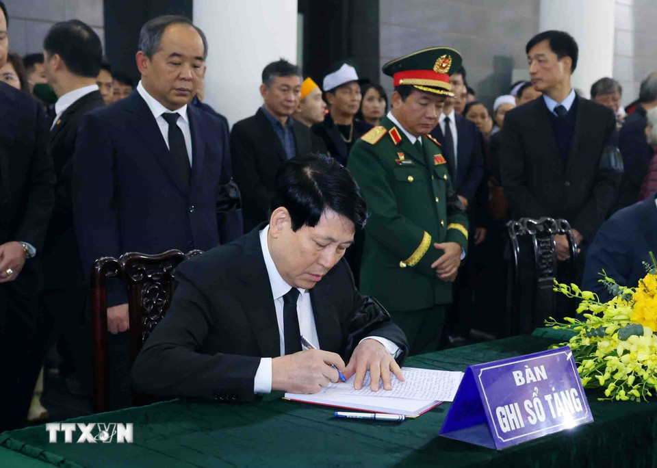 Chủ tịch nước Lương Cường ghi sổ tang Đại tướng Nguyễn Quyết. (Ảnh: Phạm Kiên/TTXVN)