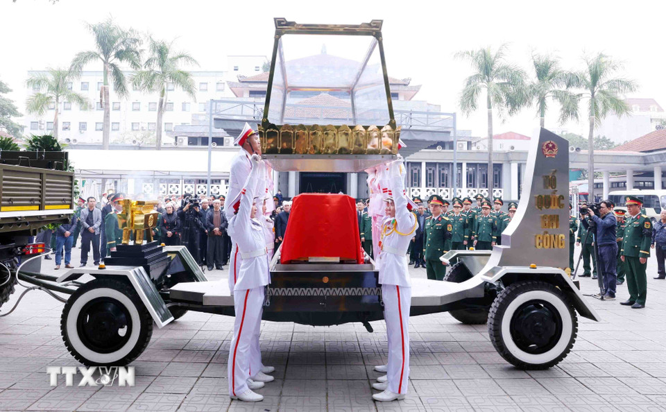 Lễ di quan linh cữu Đại tướng Nguyễn Quyết về nơi an nghỉ cuối cùng. (Ảnh: Phạm Kiên/TTXVN)