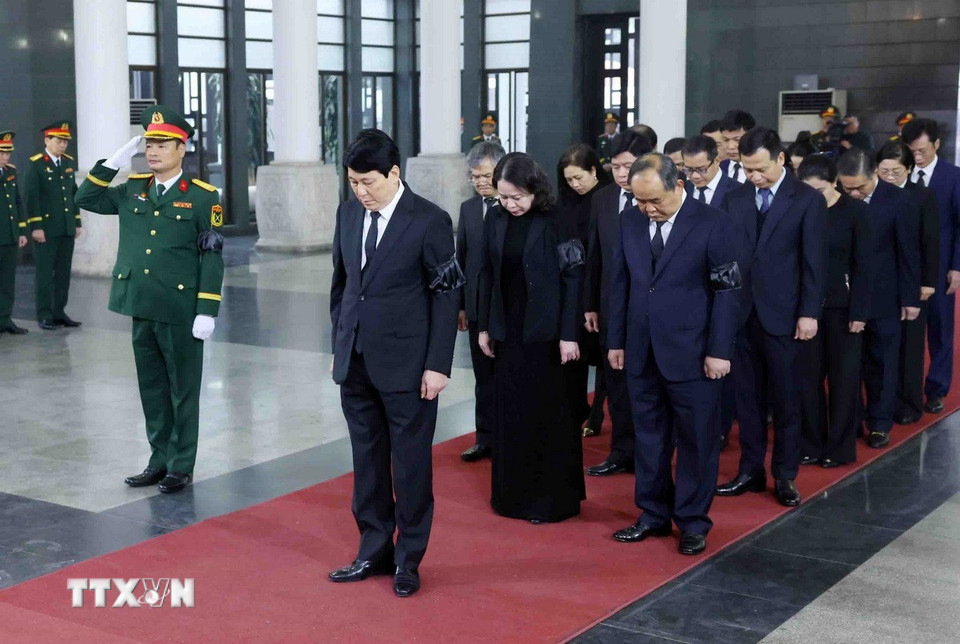 Đoàn Chủ tịch nước do Chủ tịch nước Lương Cường dẫn đầu làm trưởng đoàn viếng Đại tướng Nguyễn Quyết. (Ảnh: Phạm Kiên/TTXVN)