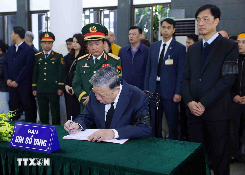 Tổng Bí thư Tô Lâm ghi sổ tang. (Ảnh: Phạm Kiên/ TTXVN)