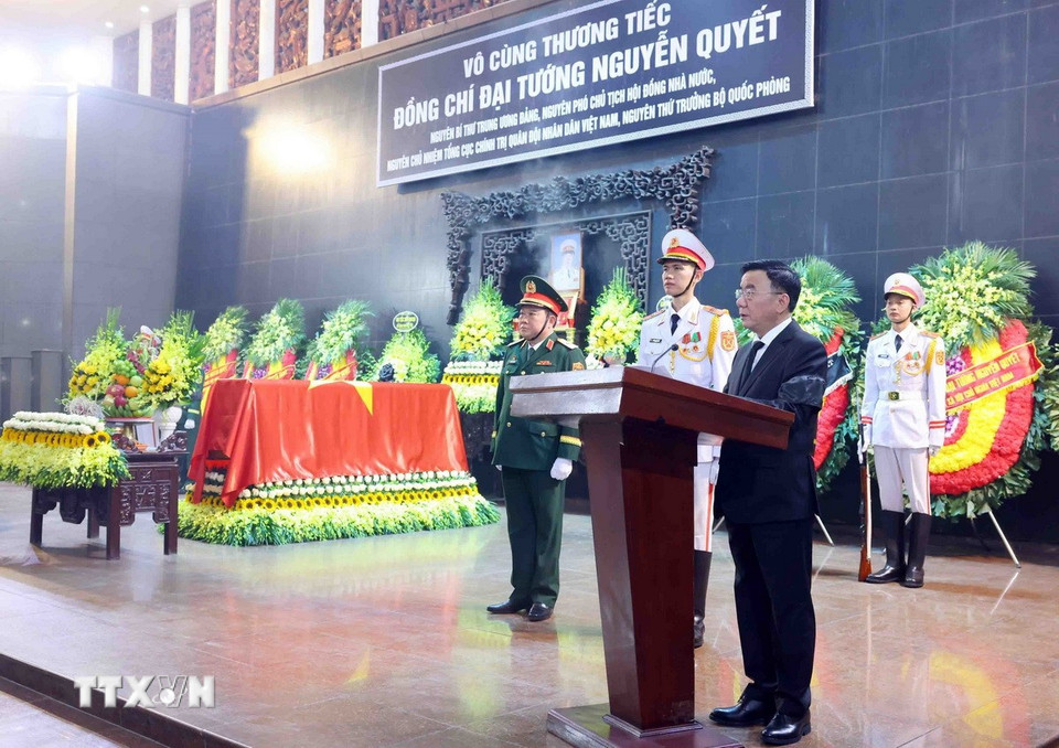 Đồng chí Trần Cẩm Tú, Uỷ viên Bộ Chính trị, Thường trực Ban Bí thư, Chủ nhiệm Ủy ban Kiểm tra Trung ương đọc điếu văn. (Ảnh: Phạm Kiên/TTXVN)