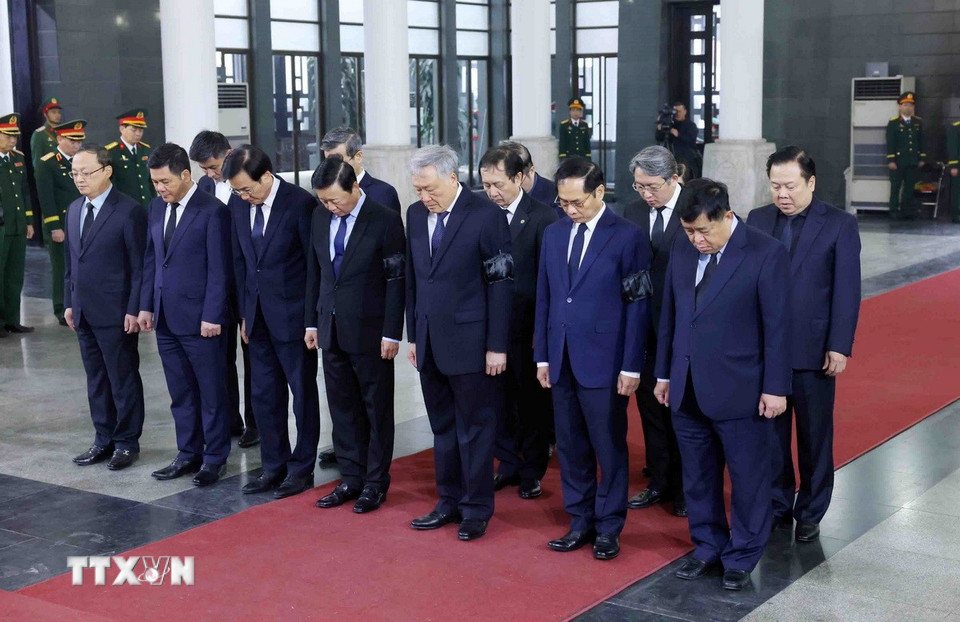 Đoàn Chính phủ do Phó Thủ tướng Thường trực Nguyễn Hòa Bình dẫn đầu làm trưởng đoàn viếng Đại tướng Nguyễn Quyết. (Ảnh: Phạm Kiên/TTXVN)