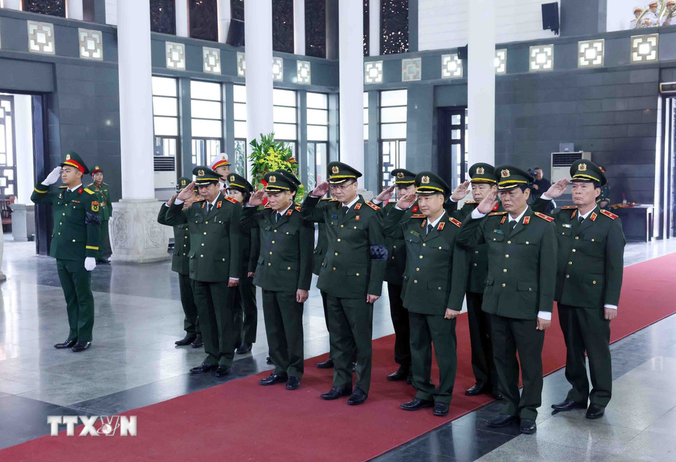 Đoàn đại biểu Đảng ủy Công an Trung ương - Bộ Công an do Trung tướng Phạm Thế Tùng, Thứ trưởng Bộ Công an dẫn đầu vào viếng. (Ảnh: Phạm Kiên/TTXVN)
