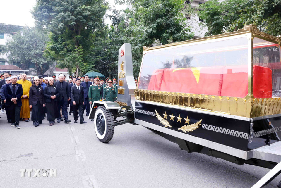 Lễ di quan linh cữu Đại tướng Nguyễn Quyết về nơi an nghỉ cuối cùng. (Ảnh: Phạm Kiên/TTXVN)