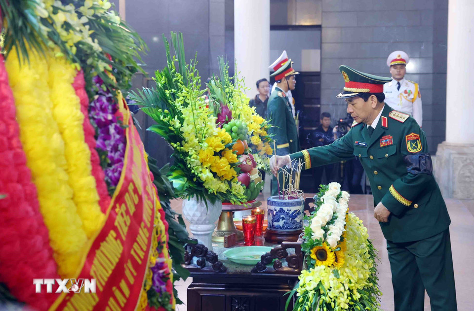 Đoàn đại biểu Quân ủy Trung ương-Bộ Quốc phòng do Đại tướng Phan Văn Giang, Ủy viên Bộ Chính trị, Phó Bí thư Quân ủy Trung ương, Bộ trưởng Bộ Quốc phòng dẫn đầu vào viếng. (Ảnh: Phạm Kiên/TTXVN)