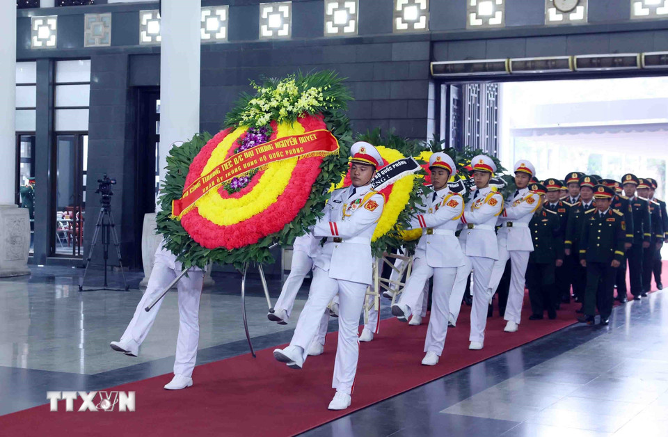 Đoàn đại biểu Quân ủy Trung ương-Bộ Quốc phòng do Đại tướng Phan Văn Giang, Ủy viên Bộ Chính trị, Phó Bí thư Quân ủy Trung ương, Bộ trưởng Bộ Quốc phòng dẫn đầu vào viếng. (Ảnh: Phạm Kiên/TTXVN)