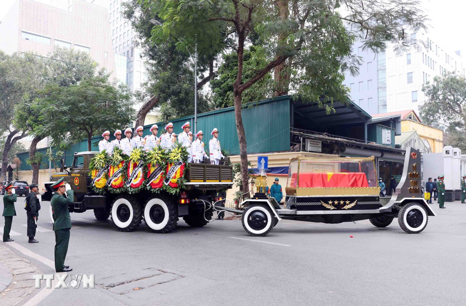 Lễ di quan linh cữu Đại tướng Nguyễn Quyết về nơi an nghỉ cuối cùng. (Ảnh: Phạm Kiên/TTXVN)