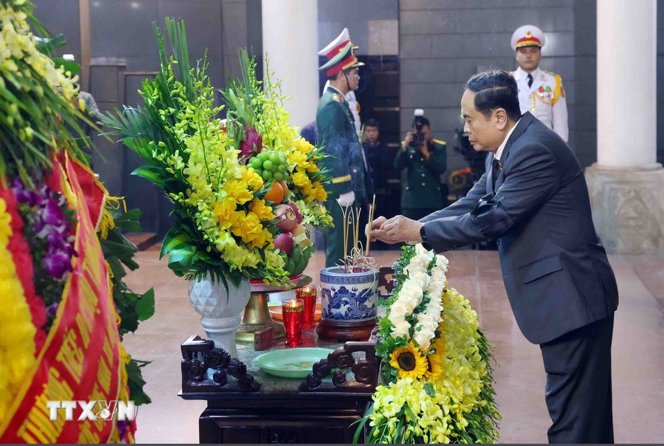Chủ tịch Quốc hội Trần Thanh Mẫn viếng Đại tướng Nguyễn Quyết. (Ảnh: Phạm Kiên/TTXVN)