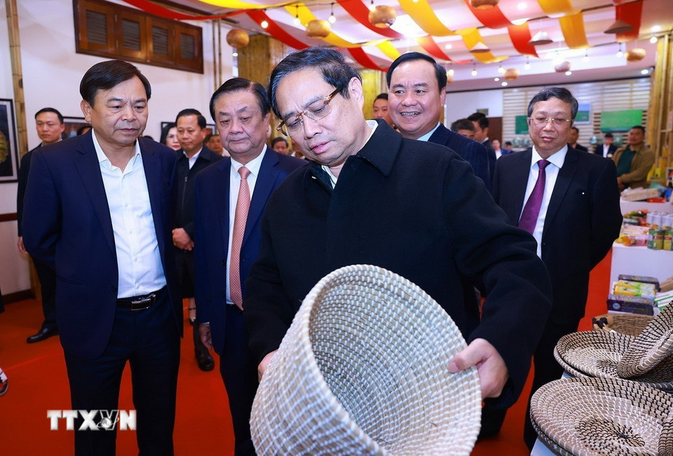 Thủ tướng Phạm Minh Chính tham quan trưng bày sản phẩm thủ công, mỹ nghệ. (Ảnh: Dương Giang/TTXVN)