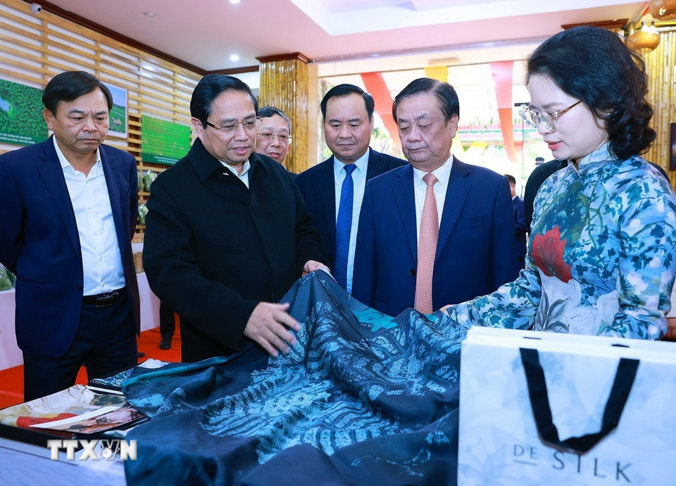 Thủ tướng Phạm Minh Chính tham quan trưng bày sản phẩm thủ công, mỹ nghệ. (Ảnh: Dương Giang/TTXVN)