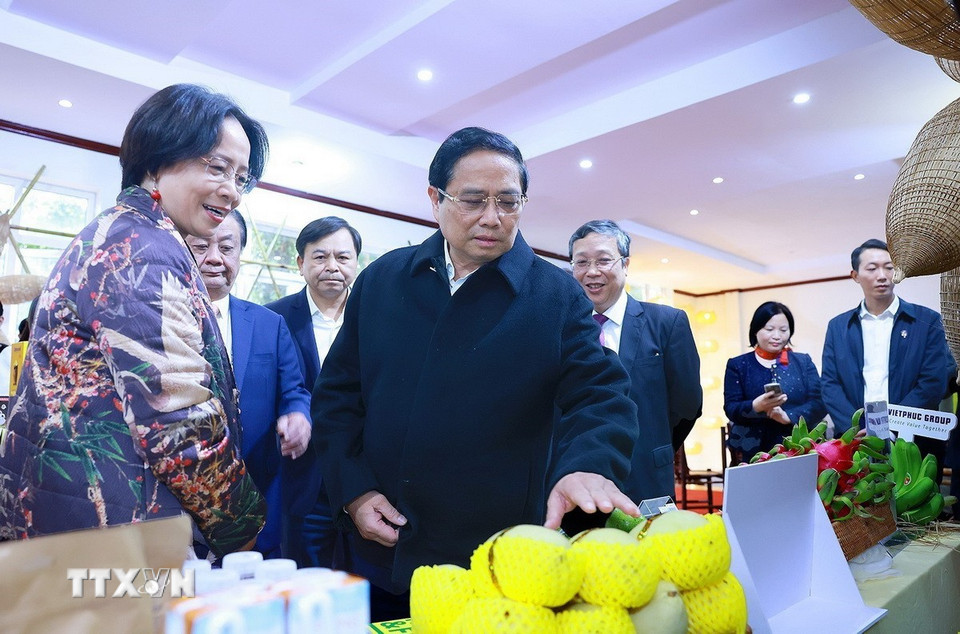 Thủ tướng Phạm Minh Chính tham quan trưng bày sản phẩm thủ công, mỹ nghệ. (Ảnh: Dương Giang/TTXVN)