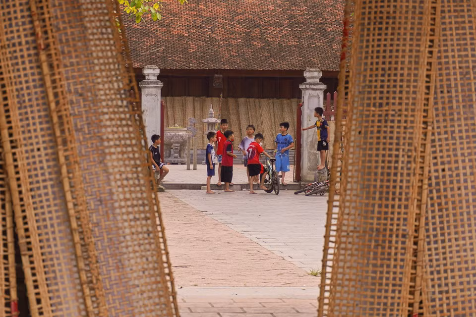 Những phên bánh đa trải dài trong sân làng tạo nên nét đặc trưng trong đời sống và sinh hoạt của người dân làng nghề. (Ảnh: Hà Anh/TTXVN phát)
