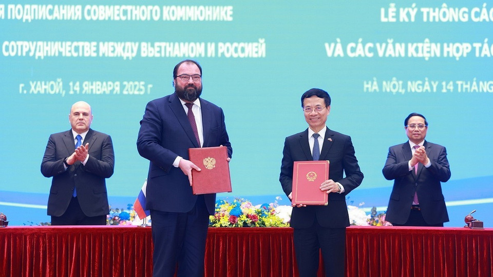 Thủ tướng Phạm Minh Chính và Thủ tướng Nga Mikhail Mishustin chứng kiến ký Bản ghi nhớ về hiểu biết lẫn nhau giữa Bộ Phát triển số, Thông tin liên lạc và Truyền thông đại chúng Liên bang Nga và Bộ Thông tin và Truyền thông Việt Nam. (Ảnh: Dương Giang/TTXVN)