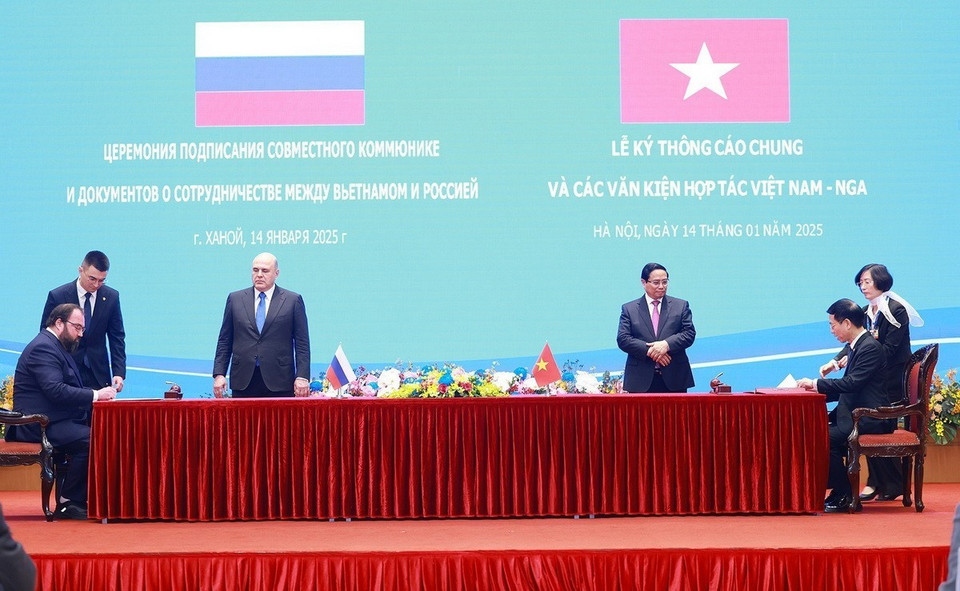 Hai Thủ tướng chứng kiến ký Thông báo chung giữa 2 đồng Chủ tịch Ủy ban liên Chính phủ Việt-Nga về kế hoạch tổng thể hợp tác Việt Nam-Liên bang Nga đến năm 2030. (Ảnh: Dương Giang/TTXVN)