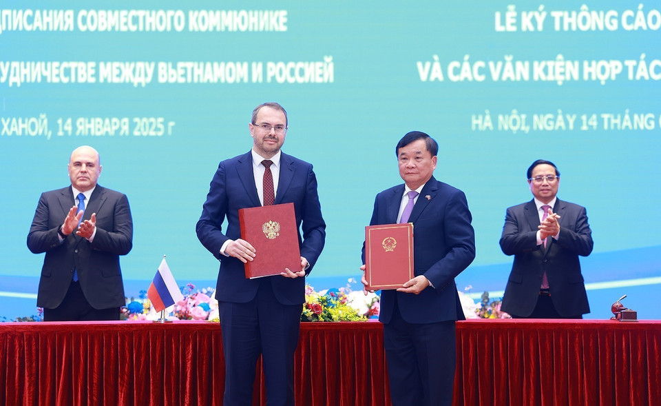 Thủ tướng Phạm Minh Chính và Thủ tướng Nga Mikhail Mishustin chứng kiến ký Thoả thuận giữa Chính phủ hai nước về chuyển giao tàu Nghiên cứu khoa học cho Trung tâm Nghiên cứu khoa học và công nghệ Nhiệt đới hỗn hợp Việt-Nga để nghiên cứu khoa học biển chung. (Ảnh: Dương Giang/TTXVN)