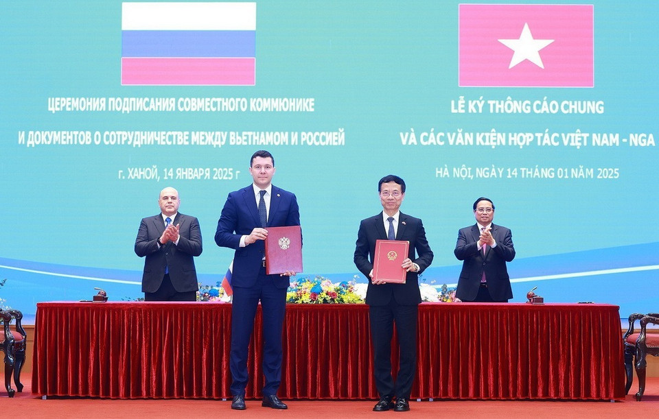 Thủ tướng Phạm Minh Chính và Thủ tướng Nga Mikhail Mishustin chứng kiến ký Bản ghi nhớ hợp tác giữa Bộ Công nghiệp và Thương mại Liên bang Nga với Bộ Thông tin và Truyền thông Việt Nam trong lĩnh vực vô tuyến điện tử và công nghệ số. (Ảnh: Dương Giang/TTXVN)