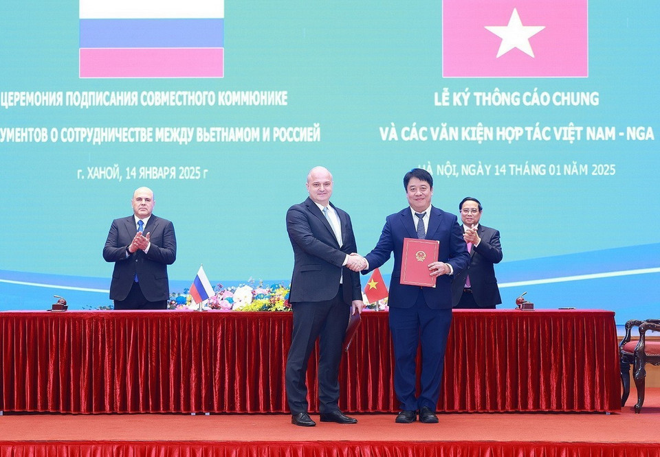 Thủ tướng Phạm Minh Chính và Thủ tướng Nga Mikhail Mishustin chứng kiến ký Bản ghi nhớ về đẩy mạnh hợp tác trong lĩnh vực năng lượng hạt nhân. (Ảnh: Dương Giang/TTXVN)