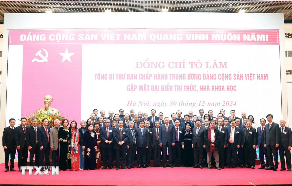 Tổng Bí thư Tô Lâm và các đại biểu tri thức, nhà khoa học. (Ảnh: Thống Nhất/TTXVN)