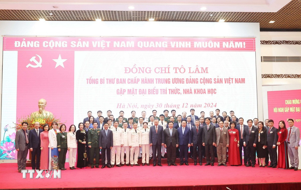 Tổng Bí thư Tô Lâm và các đại biểu tri thức, nhà khoa học. (Ảnh: Thống Nhất/TTXVN)