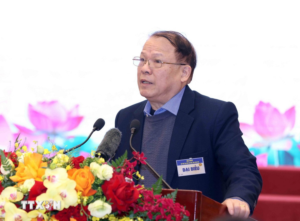 Giáo sư, tiến sỹ Trần Văn Phòng, Uỷ viên Hội đồng Lý luận Trung ương tham luận tại hội nghị. (Ảnh: Phương Hoa/TTXVN)