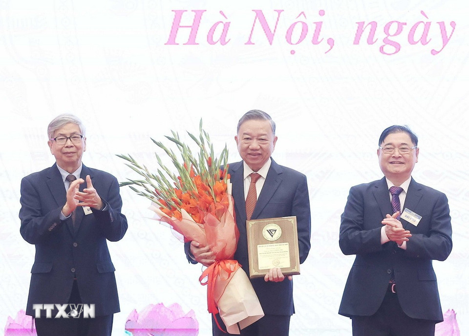 Liên hiệp Hội các Khoa học và Kỹ thuật Việt Nam tặng hoa và biểu trưng cho Giáo sư, Tiến sỹ Tô Lâm, Tổng Bí thư Ban chấp hành Trung ương Đảng Cộng sản Việt Nam. (Ảnh: Thống Nhất/TTXVN)