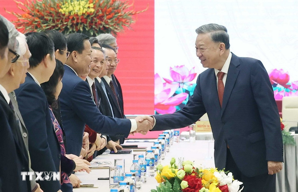 Tổng Bí thư Tô Lâm với các đại biểu tri thức, nhà khoa học. (Ảnh: Thống Nhất/TTXVN)