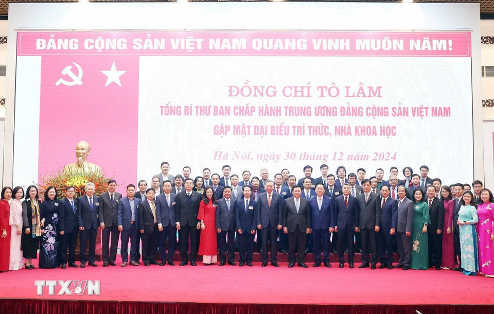 Tổng Bí thư Tô Lâm và các đại biểu tri thức, nhà khoa học. (Ảnh: Thống Nhất/TTXVN)