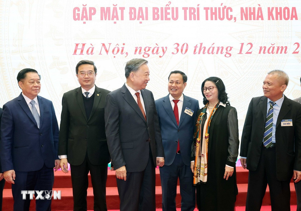 Tổng Bí thư Tô Lâm và các đại biểu tri thức, nhà khoa học. (Ảnh: Thống Nhất/TTXVN)