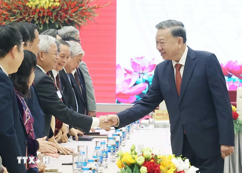 Tổng Bí thư Tô Lâm với các đại biểu tri thức, nhà khoa học. (Ảnh: Thống Nhất/TTXVN)