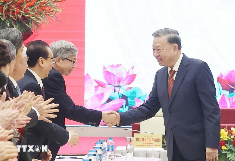 Tổng Bí thư Tô Lâm với các đại biểu tri thức, nhà khoa học. (Ảnh: Thống Nhất/TTXVN)