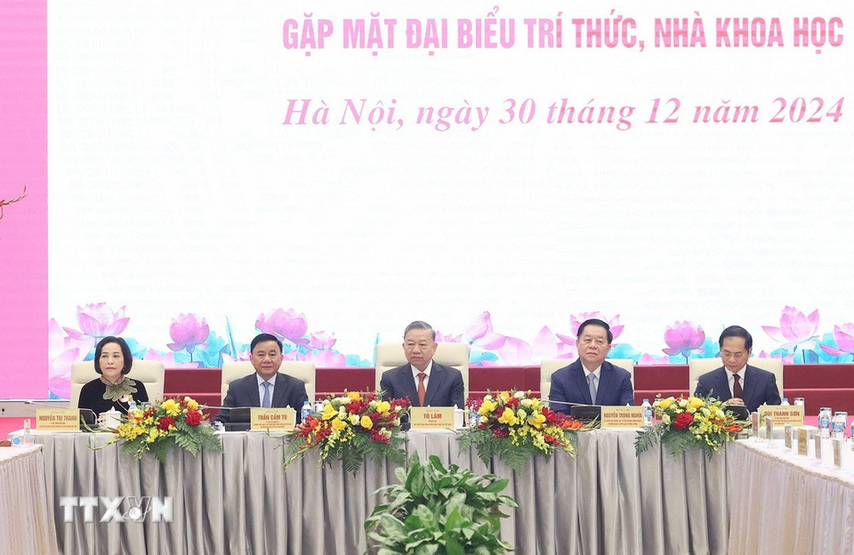 Tổng Bí thư Tô Lâm và các đồng chí lãnh đạo Đảng, Nhà nước dự Hội nghị gặp mặt đại biểu tri thức, nhà khoa học. (Ảnh: Thống Nhất/TTXVN)