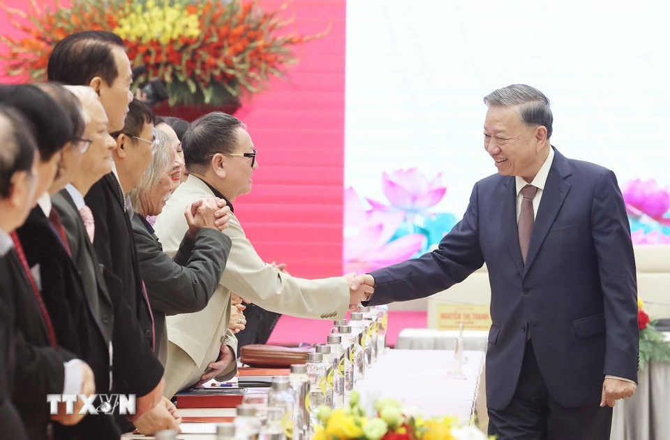 Tổng Bí thư Tô Lâm với các đại biểu văn nghệ sỹ. (Ảnh: Thống Nhất/TTXVN)