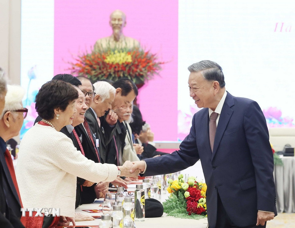 Tổng Bí thư Tô Lâm với các đại biểu văn nghệ sỹ. (Ảnh: Thống Nhất/TTXVN)