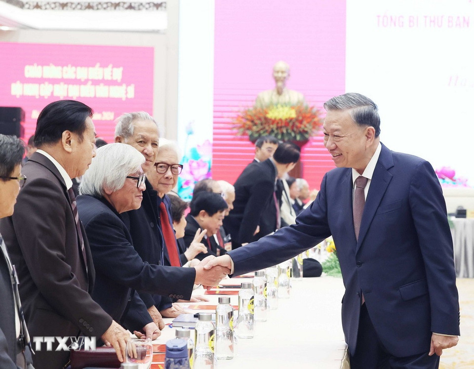 Tổng Bí thư Tô Lâm với các đại biểu văn nghệ sỹ. (Ảnh: Thống Nhất/TTXVN)