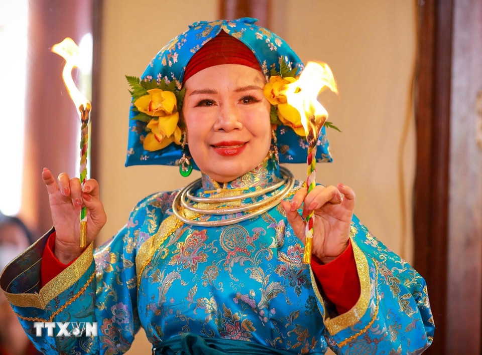 Nghệ nhân biểu diễn các giá đồng. (Ảnh: Khánh Hòa/TTXVN)