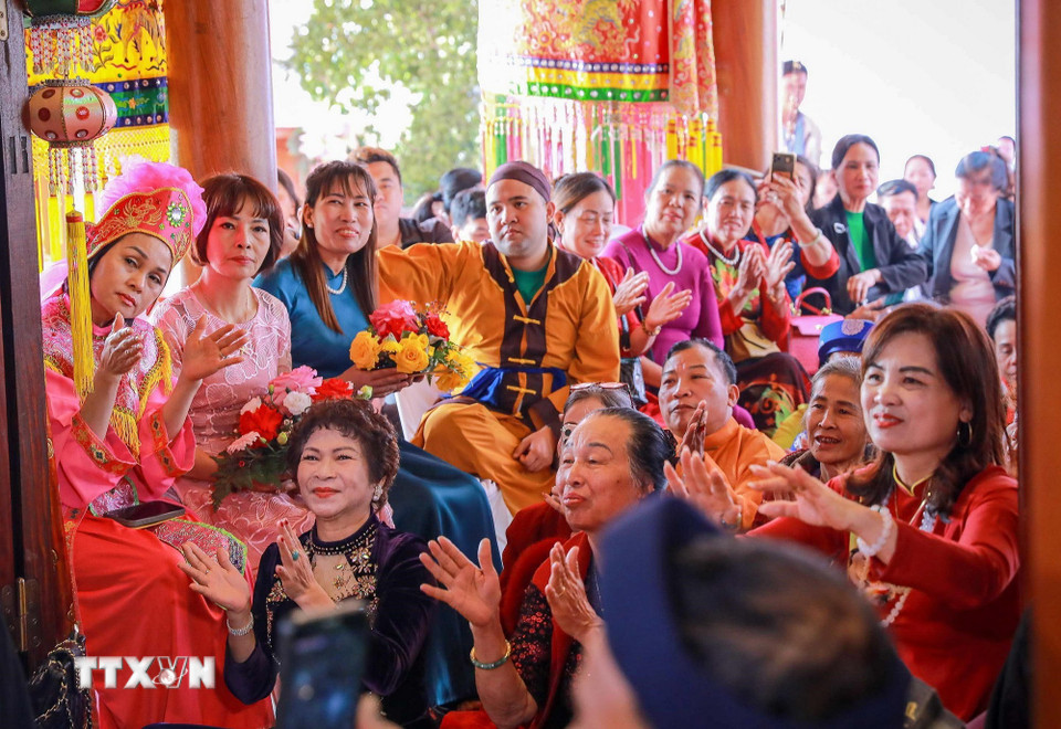 Người Việt, đặc biệt vào đầu xuân, thường đi xem hoặc thực hành hầu đồng tại các đền, phủ để cầu xin sức khỏe, tài lộc và giải tỏa vận hạn. (Ảnh: Khánh Hòa/TTXVN)