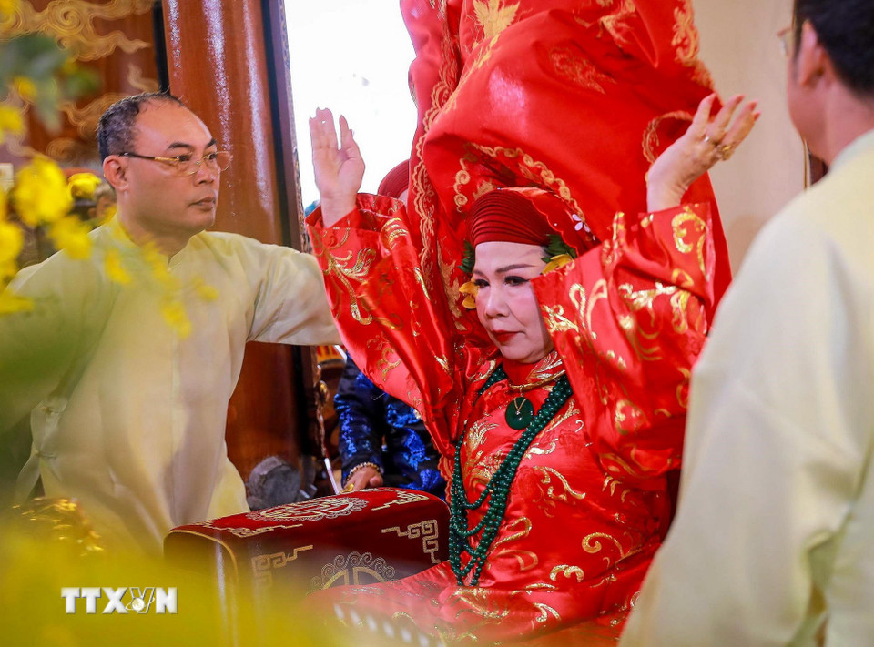 Hầu đồng là một nghi lễ hết sức đặc biệt mang đậm màu sắc văn hóa tâm linh trong di sản Thực hành Tín ngưỡng thờ Mẫu Tam phủ của người Việt. (Ảnh: Khánh Hòa/TTXVN)